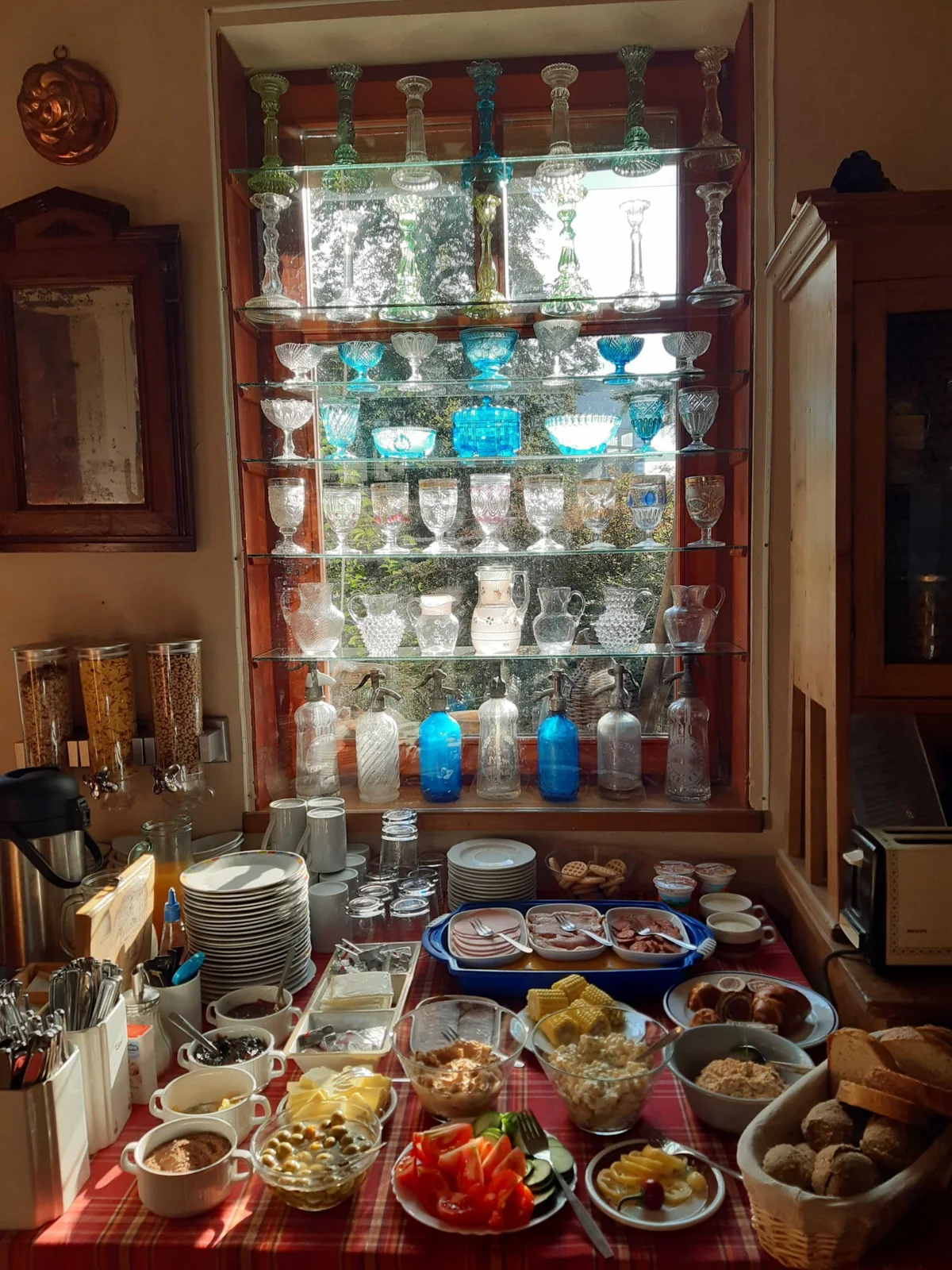 A panzió étkezőjének berendezése