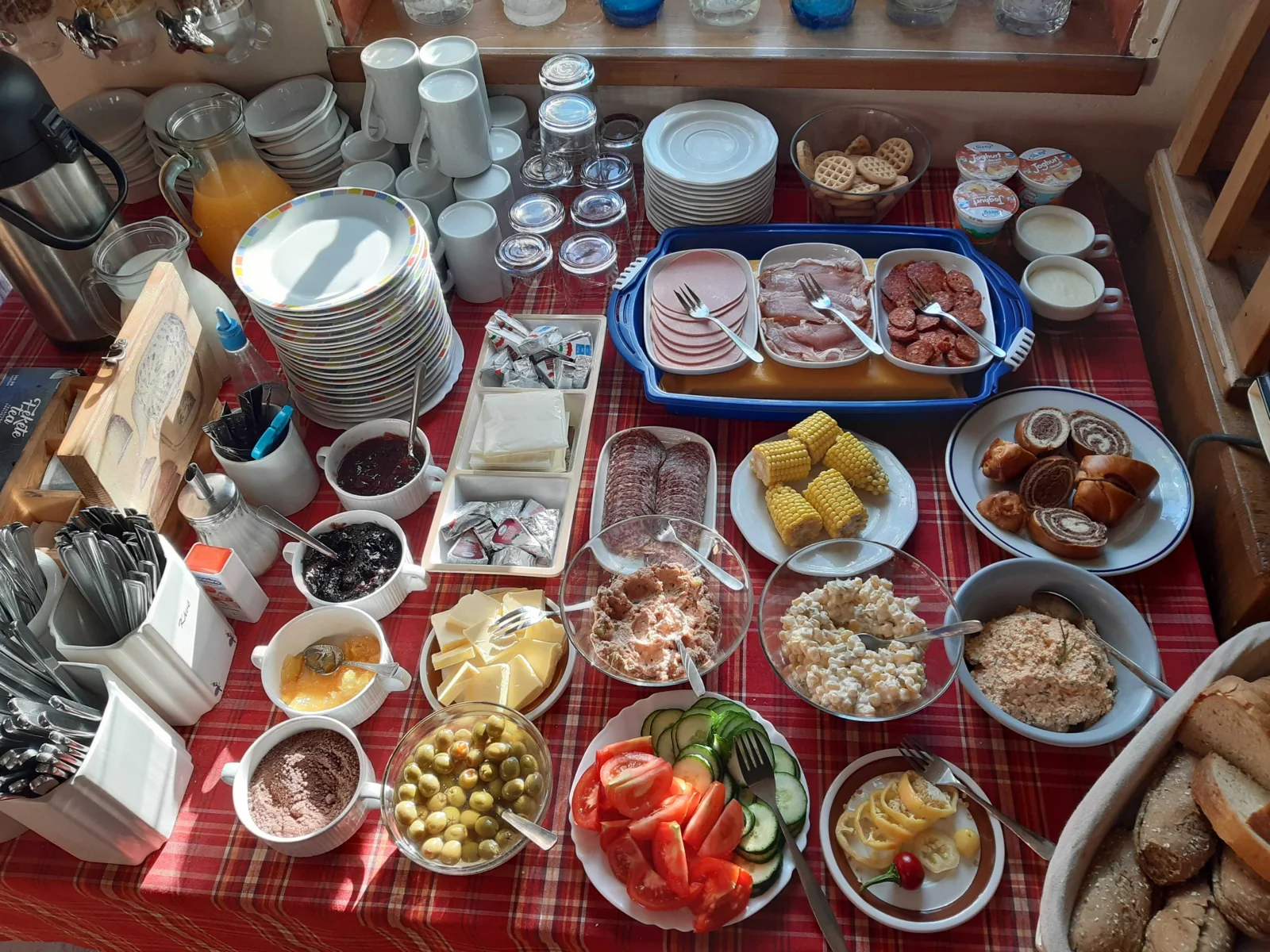 Étkezőasztal a panzió közös terében