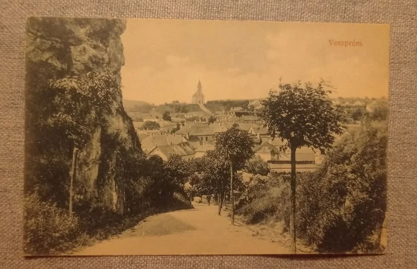 Veszprémi Benedek-hegy és környezetének történeti képeslapja