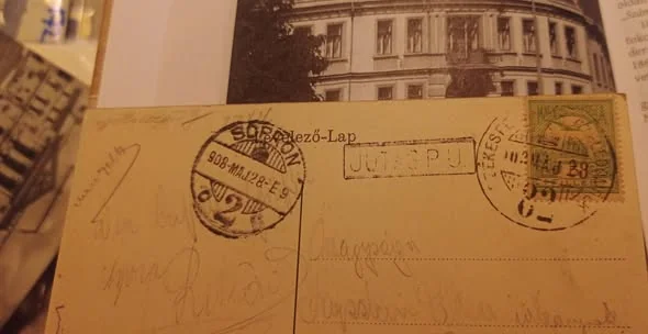 A veszprémi képeslap hátoldala kézírással, címzéssel és postai bélyegzőkkel