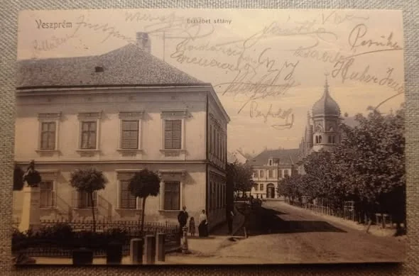 Régi veszprémi utcaképet ábrázoló, teljes képeslap