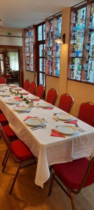 Rendezvényre megterített asztalok a panzióban