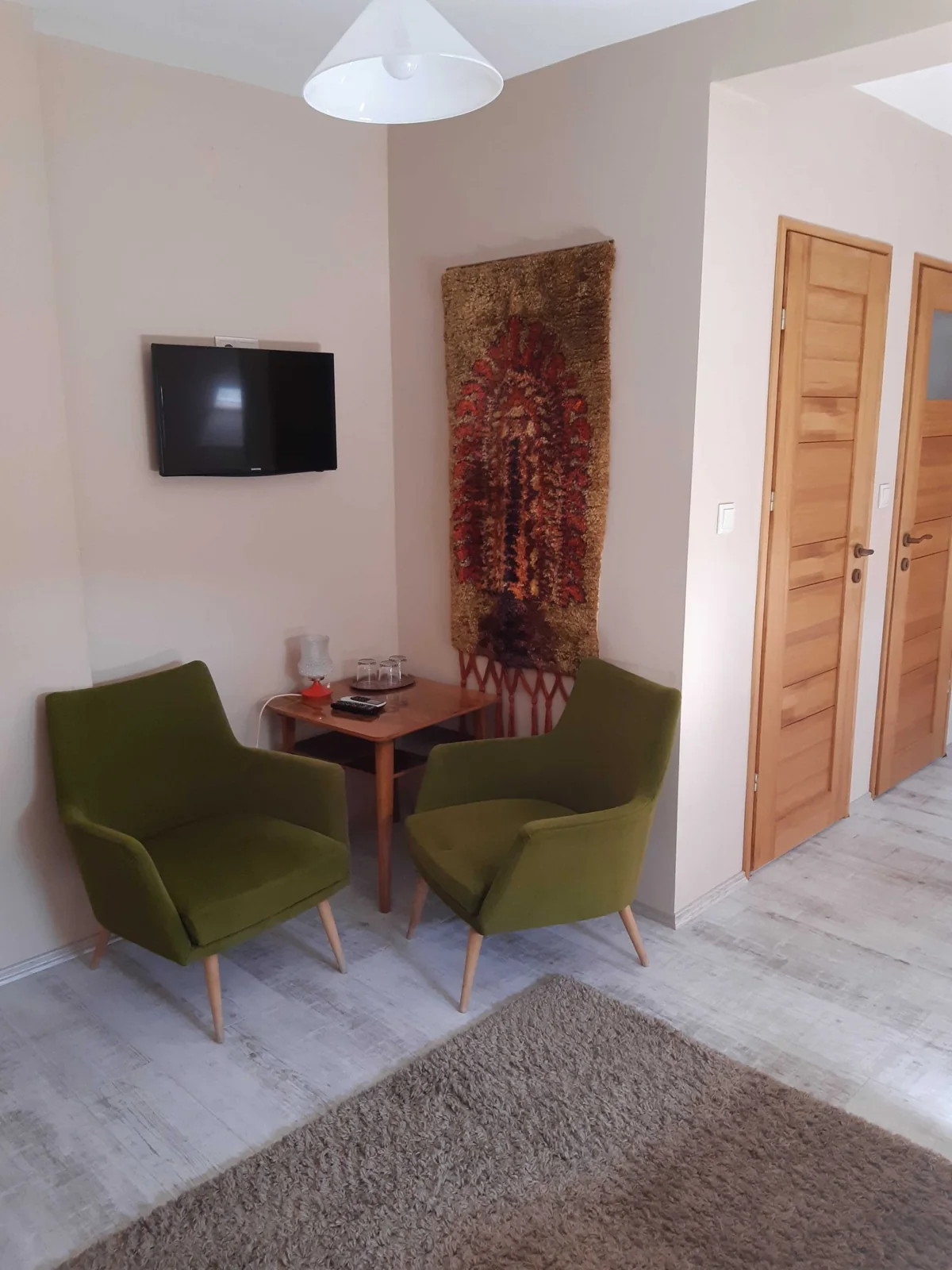 Fotelek és régi bútorok a panzióban