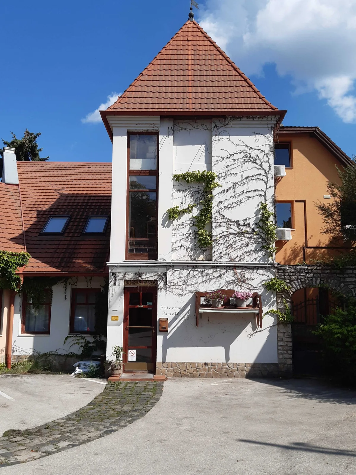 A panzió utcai homlokzata Veszprémben