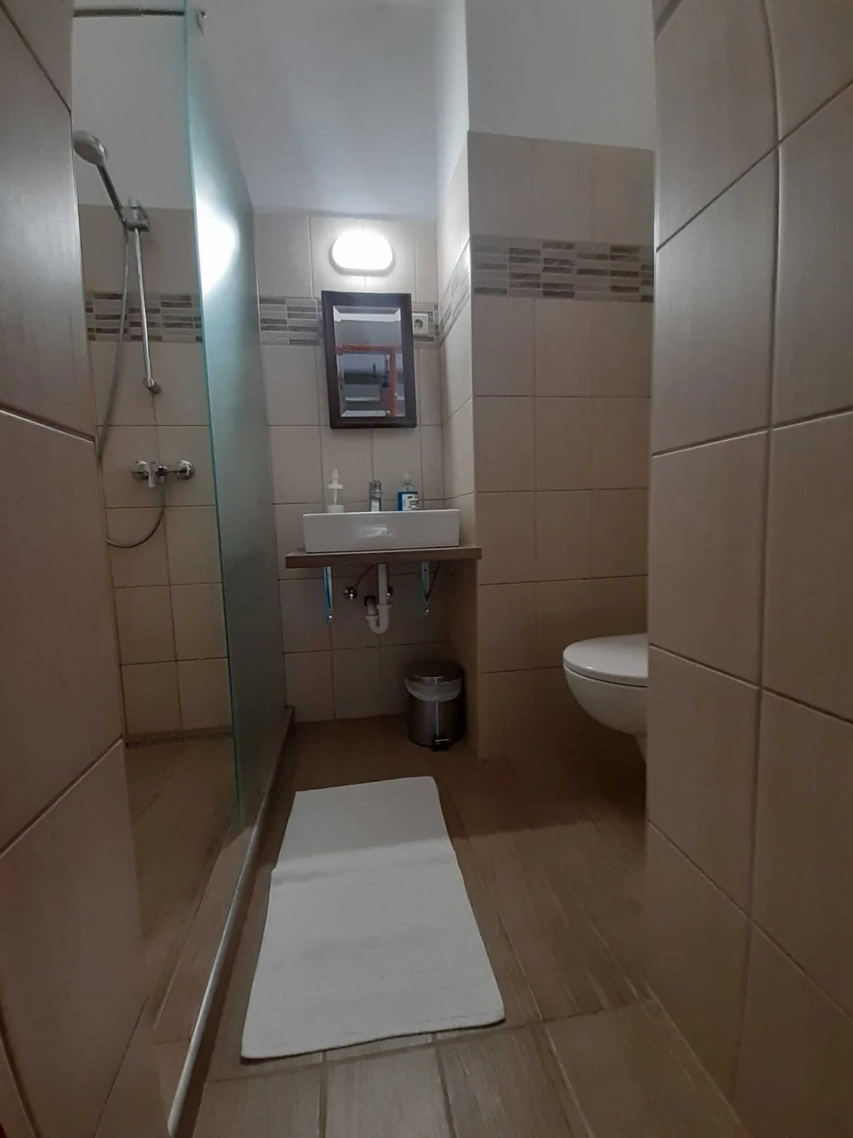 Zuhanyzó a panzióban
